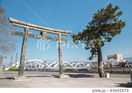 Torii gate and Sanka Bridge at Kanonji Kotohiki Hachimangu Shrine in Kagawa, Japan 63692679