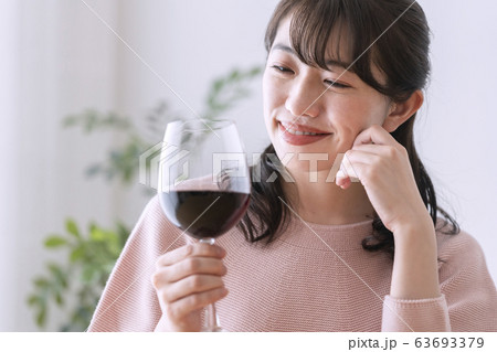 ワイングラスを持つ女性 ワイングラスを持つ女性 63693379
