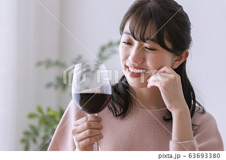 ワイングラスを持つ女性の写真素材