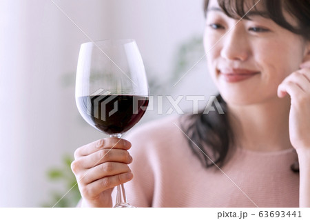 ワイングラスを持つ女性 63693441