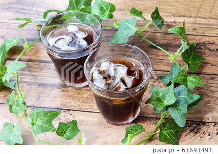 テーブルの上のアイスコーヒー テーブルの上のアイスコーヒー 63693891