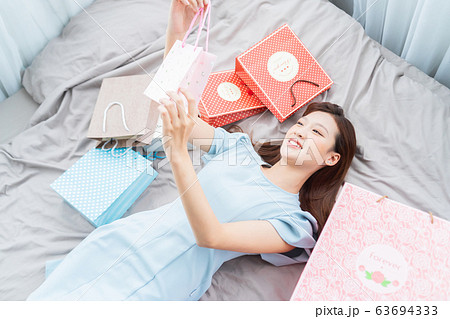 Beautiful woman. shopaholic, shopping 63694333