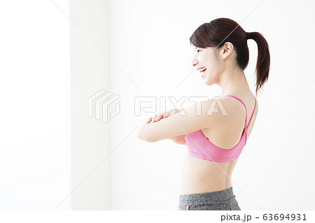 女性　ダイエット　フィットネス　スポーツ　エクササイズ 63694931