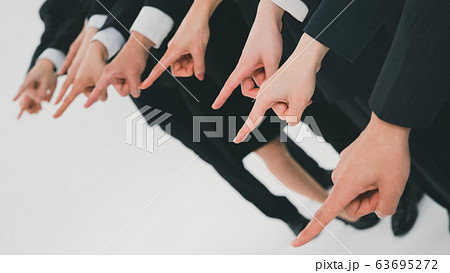 指差すビジネスパーソン 指差すビジネスパーソン 63695272