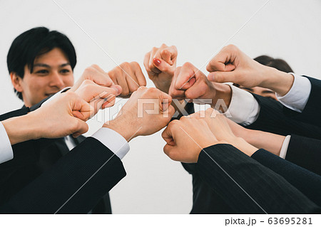 戦うビジネスチーム  63695281