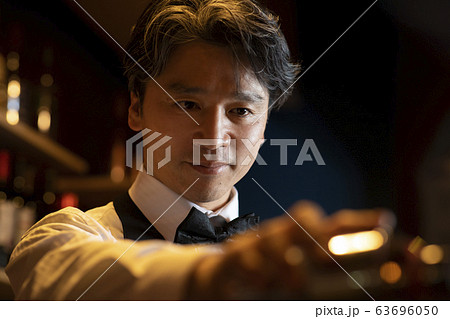 男性 ビジネス 40代 50代 バーテンダー バー 男性 ビジネス 40代 50代 バーテンダー バー 63696050