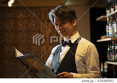 男性　ビジネス　40代　50代　バーテンダー　バー 63696061