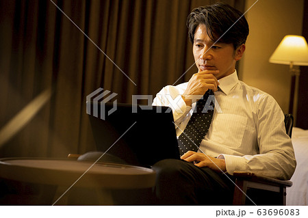 ビジネス　男性　パソコン　40代　50代　ビジネスホテル 63696083