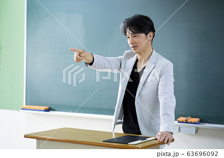 カジュアルビジネス　教師　先生　40代　50代　男性 63696092