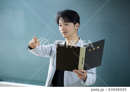 カジュアルビジネス　教師　先生　40代　50代　男性 63696095