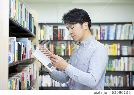 男性　40代　50代　図書室　図書館　勉強　本　読む（参考書の表紙はピクスタ撮影のためのダミーです） 63696139