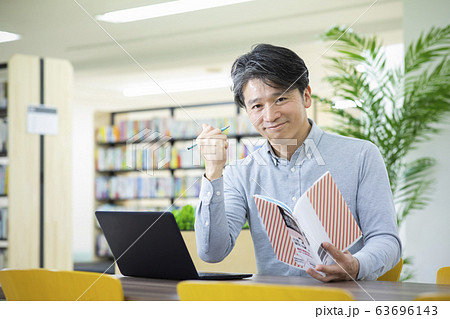 男性 40代 50代 図書室 図書館 勉強 本 読む(参考書の表紙はピクスタ撮影のためのダミーです) 男性 40代 50代 図書室 図書館 勉強 本 読む(参考書の表紙はピクスタ撮影のためのダミーです) 63696143