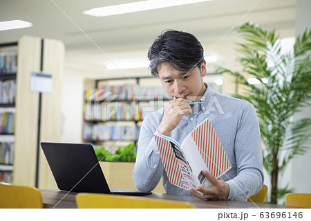 男性　40代　50代　図書室　図書館　勉強　本　読む（参考書の表紙はピクスタ撮影のためのダミーです） 63696146