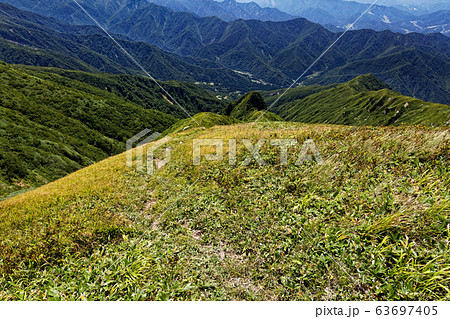 巻機山・割引岳から見る天狗岩と清水集落 巻機山・割引岳から見る天狗岩と清水集落 63697405