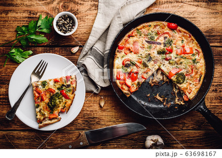 Vegetable frittata with broccoli and red bell 63698167