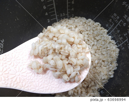 炊飯器で炊いたもち麦 63698994