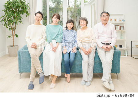 family　三世代家族　同居　60代　孫　小学生 63699784