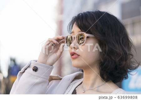 サングラスの女性　東京　原宿 63699808