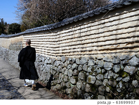 土塀と僧・二月堂裏参道 63699937