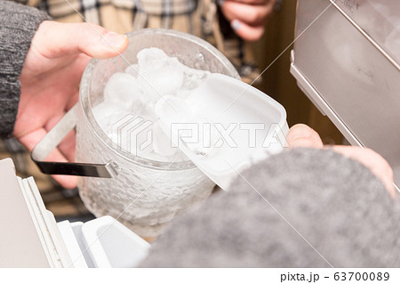 製氷機から氷を入れる手元 製氷機から氷を入れる手元 63700089
