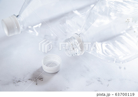 ペットボトル、水、ミネラルウォーター、分別、白背景 63700119