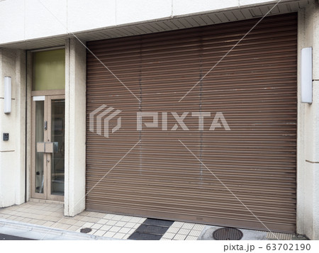 シャッターが閉まった店舗 63702190