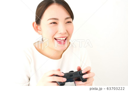 テレビゲームを楽しむ女性イメージ テレビゲームを楽しむ女性イメージ 63703222