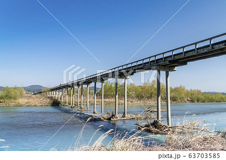 静岡県島田市の大井川に架かる木造の長い橋「蓬莱橋」 静岡県島田市の大井川に架かる木造の長い橋「蓬莱橋」 63703585