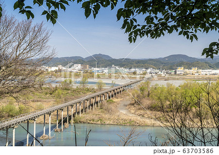 静岡県島田市の大井川に架かる木造の長い橋「蓬莱橋」 静岡県島田市の大井川に架かる木造の長い橋「蓬莱橋」 63703586