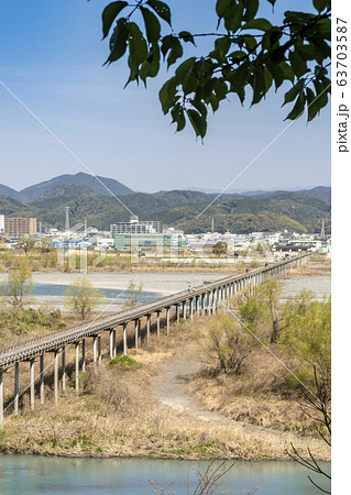 静岡県島田市の大井川に架かる木造の長い橋「蓬莱橋」 63703587