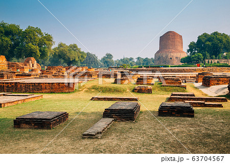 Dhamekh Stupa Sarnath ancient ruins in Varanasi, India 63704567
