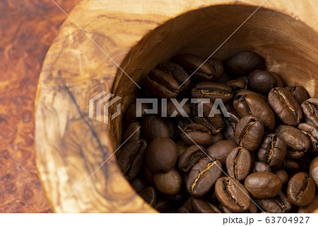 コーヒー豆とオリーブウッドの乳鉢 63704927