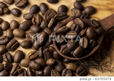 コーヒー豆と木製の計量スプーン 63705079