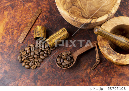 コーヒー豆と天然木の道具たち コーヒー豆と天然木の道具たち 63705108