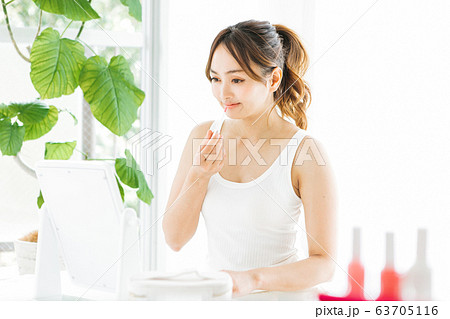 メイクをする女性 63705116