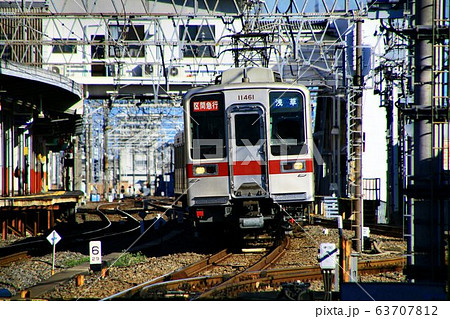 北春日部駅を通過するステンレス車の通勤電車・10000系・ 北春日部駅を通過するステンレス車の通勤電車・10000系・ 63707812