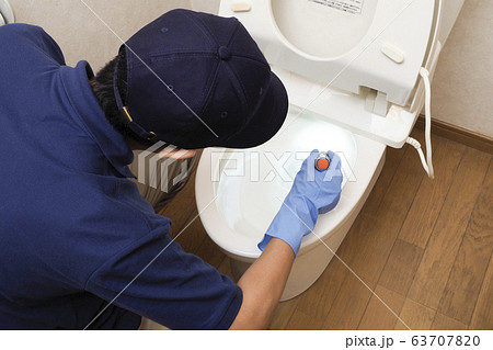 トイレの清掃をするハウスクリーニングの男性作業員 63707820