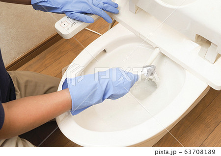 トイレの清掃をするハウスクリーニングの男性作業員の手元 トイレの清掃をするハウスクリーニングの男性作業員の手元 63708189