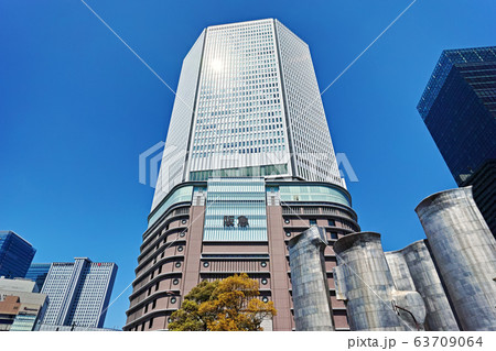 大阪梅田の街並み 阪急うめだ本店と梅田換気塔 63709064