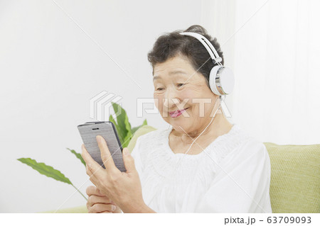 高齢者　女性　ヘッドホン 63709093