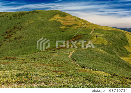 初秋の巻機山稜線を牛ヶ岳へ向かう登山者 63710734