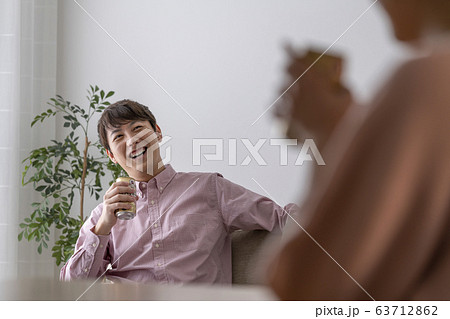 缶チューハイで家飲みをするカップル　イメージ 63712862