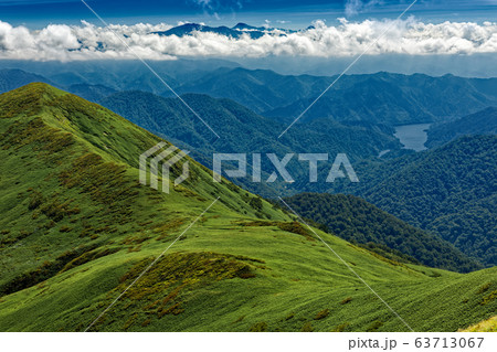 巻機山・牛ヶ岳稜線から見る奥利根湖と至仏山・日光白根山の眺め 巻機山・牛ヶ岳稜線から見る奥利根湖と至仏山・日光白根山の眺め 63713067
