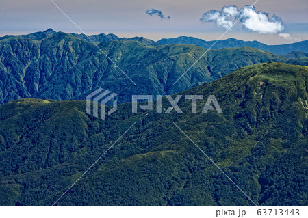 巻機山・牛ヶ岳から見る丹後山・大水上山の稜線 63713443