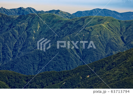 巻機山・牛ヶ岳から見る丹後山・大水上山の稜線 63713794