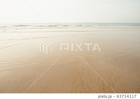 穏やかな海の波打ち際 63714117