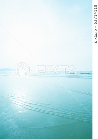 穏やかな海の波打ち際 63714118