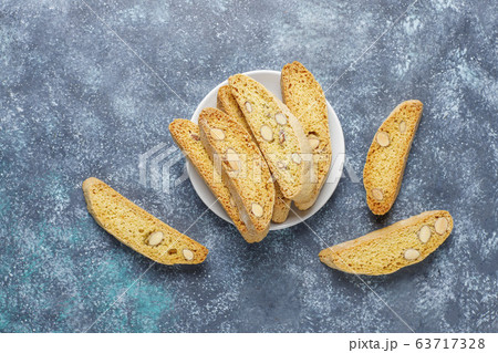 Italian tuscan traditional cookies cantuccini with almonds on grey concrete background,top view 63717328