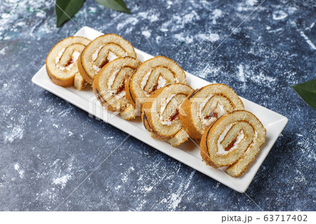 Quince jam cake roll with fresh organic quinces Quince jam cake roll with fresh organic quinces 63717402