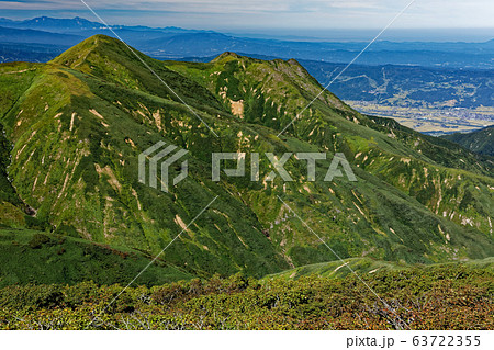 巻機山・牛ヶ岳から見る割引岳と魚沼平野 63722355